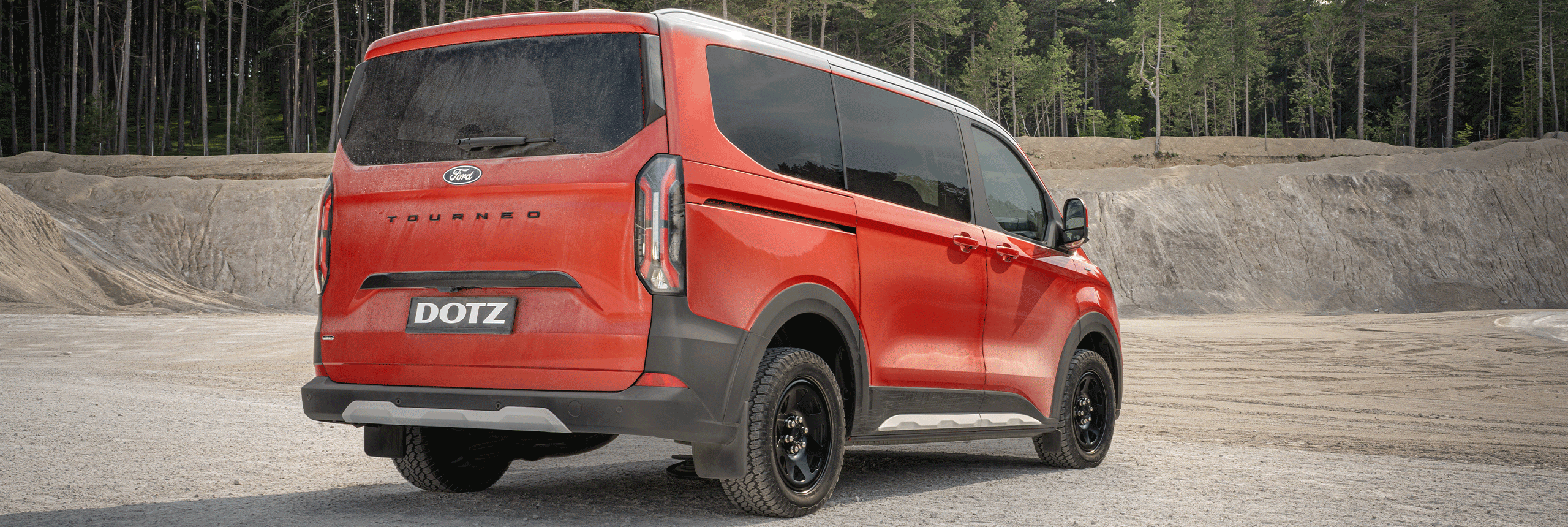 Cerchi in lega marca dotz 4x4 modello Dakar HD black su veicolo Ford Tourneo